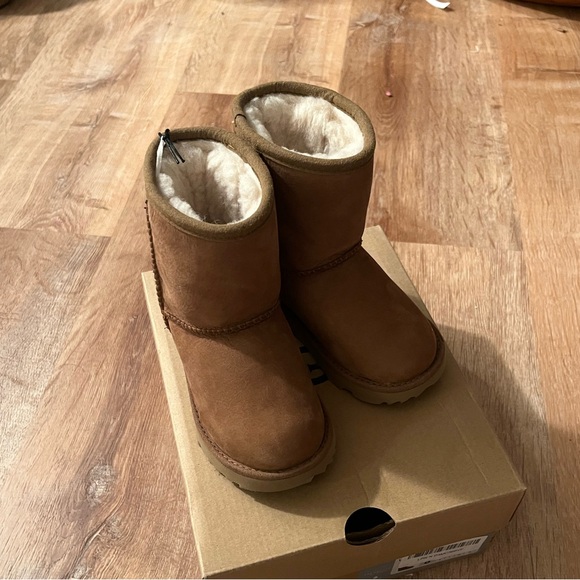 UGG unisex-child T CLASSIC SHORT II WP - Picture 8 of 10